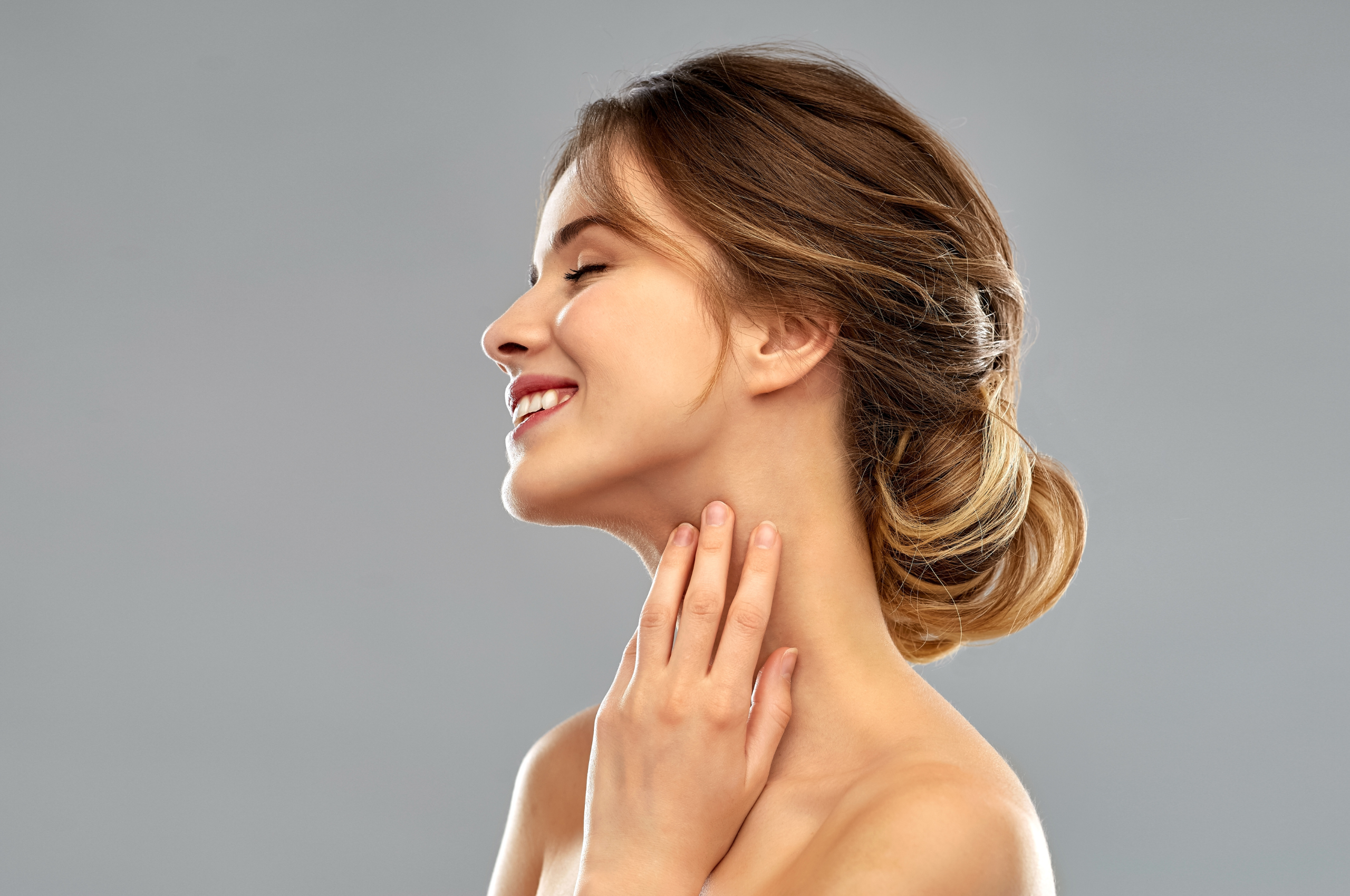 Considering chin liposuction to eliminate stubborn fat and achieve a defined jawline? Learn everything you need to know about this minimally invasive procedure, from how it works to recovery and results